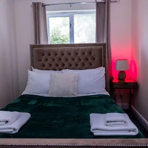 3 Bedrooms House-sofabed-parking-bbqstove-garden Apartment London
